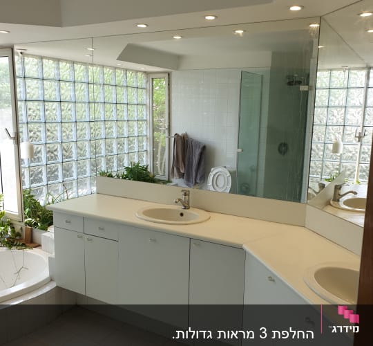 קיר זכוכית חצי שקוף בחדר אמבטיה מואר